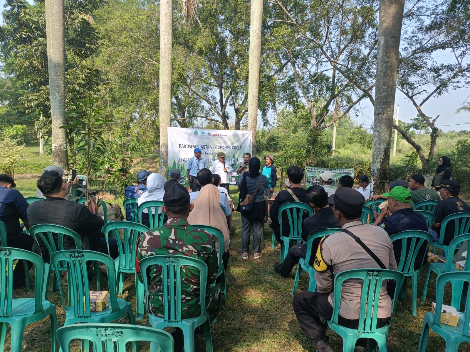Bhabinkamtibmas Polsek Klari Hadiri Kegiatan Penanaman Pohon di Desa Karanganyar dalam Rangka Hari Lingkungan Hidup