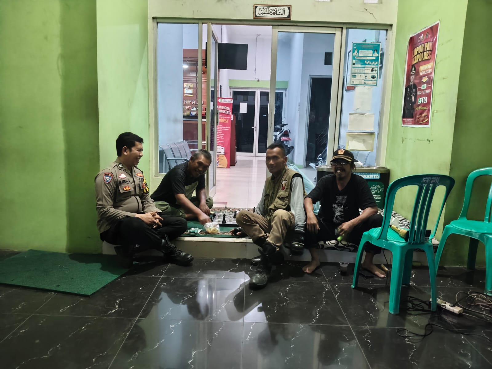 Bhabinkamtibmas Polsek Klari Ingatkan Warga yang Sedang Jaga di Kantor Kepala Desa Gintungkerta tentang Kamtibmas