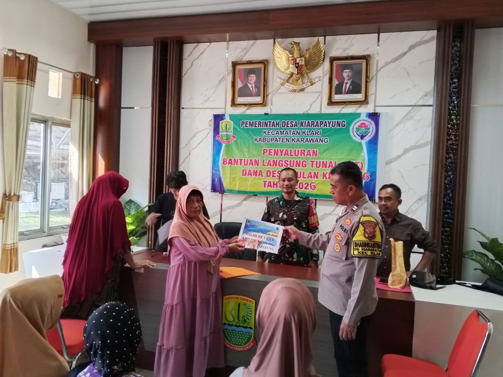 Sinergitas TNI–POLRI Lakukan Pengamanan, Pastikan Penyaluran BLT Dana Desa Tahun 2026 Tepat Sasaran ke Warga Desa Kiarapayung