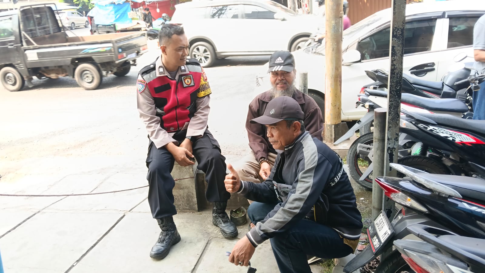 Sebar Pesan Kamtibmas Bhabinkamtibmas Polsek Telagasari Ajak Warga Jaga Kondusifitas Lingkungan