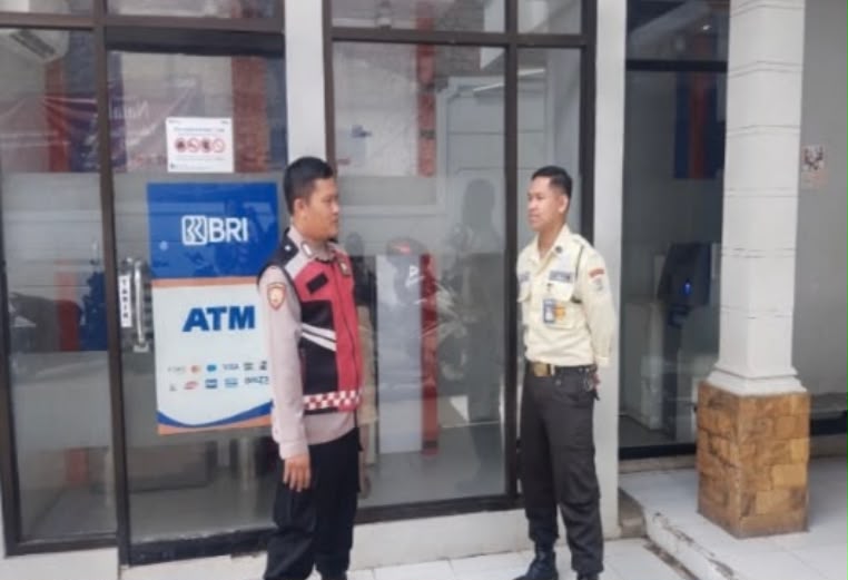 Kunjungi Bank BRI Gempol Patroli Prekat Polsek Banyusari di Siang Hari