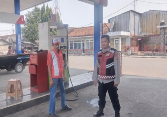 Kunjungi SPBU, Prekat Polsek Banyusari Berikan Rasa Aman