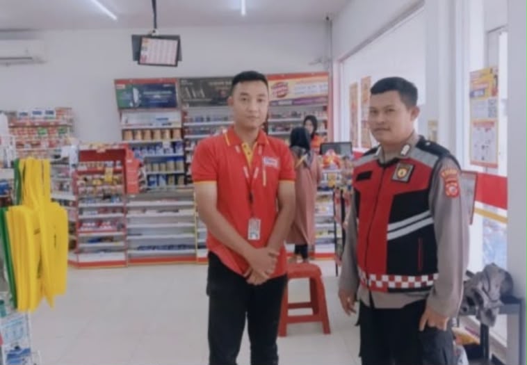 Giat Patroli Perekat Supermarket Alfamart Gempol Guna Antisipasi Kejahatan
