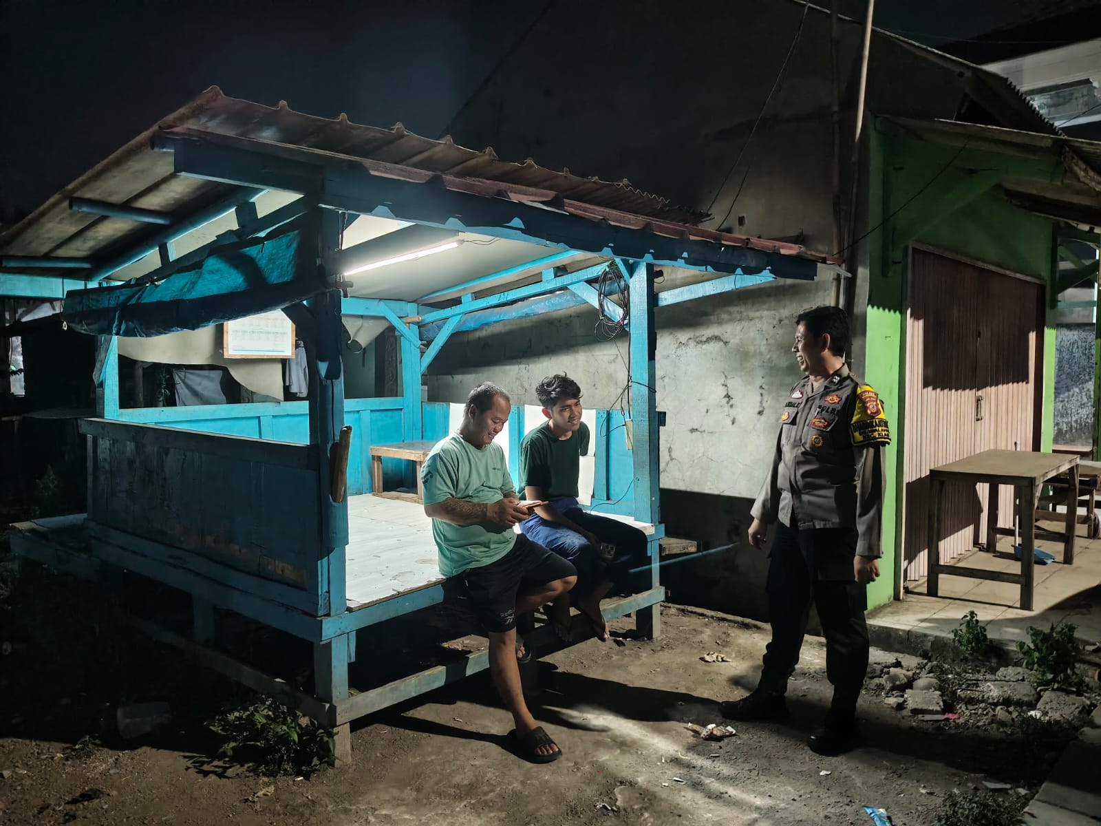 Keamanan Lingkungan Tetap Menyala, Polsek Klari dan Warga Bersinergi Lewat Ronda Malam
