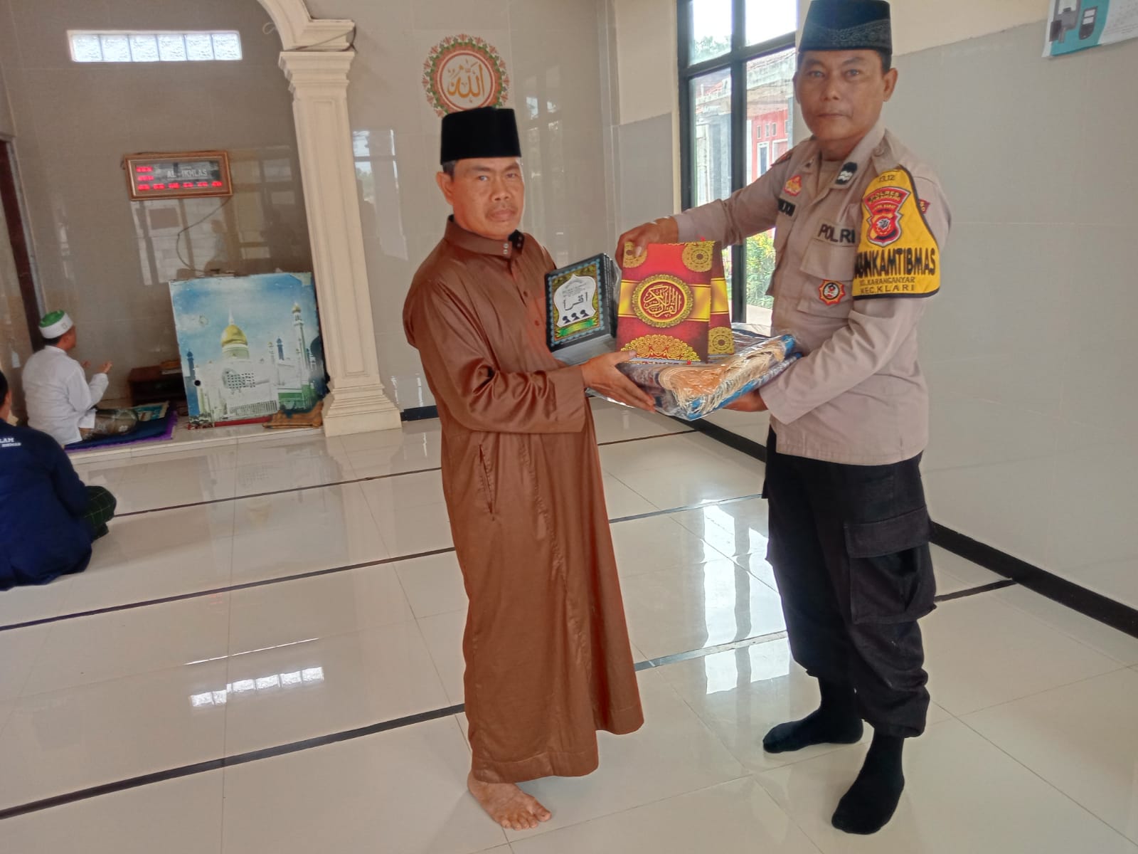 Bhabinkamtibmas Polsek Klari Serahkan Sarana Kontak ke Mushola Al Ikhlas