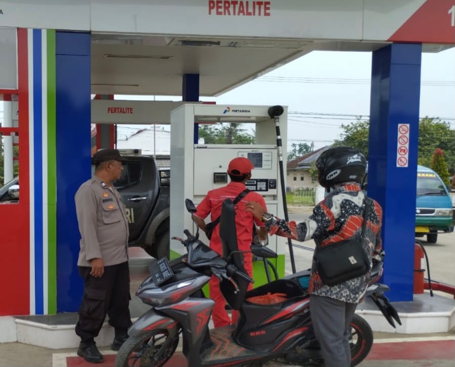 Kunjungi SPBU, Prekat Polsek Banyusari Berikan Rasa Aman