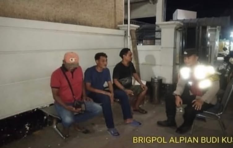 Kapolsek Banyusari Ikut Serta Dalam Giat Ronda Bersama Warga