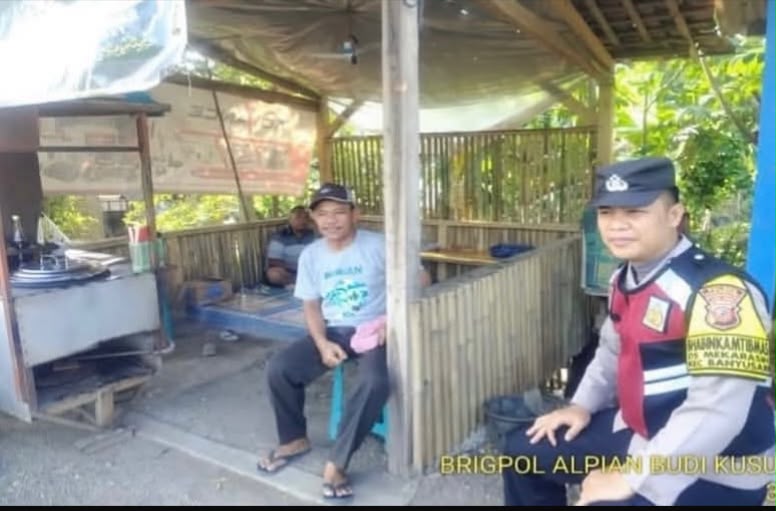 Anggota Bhabin Polsek Banyusari Melaksanakan Sosialisasikan Bahaya Judi Online Kepada Masyarakat