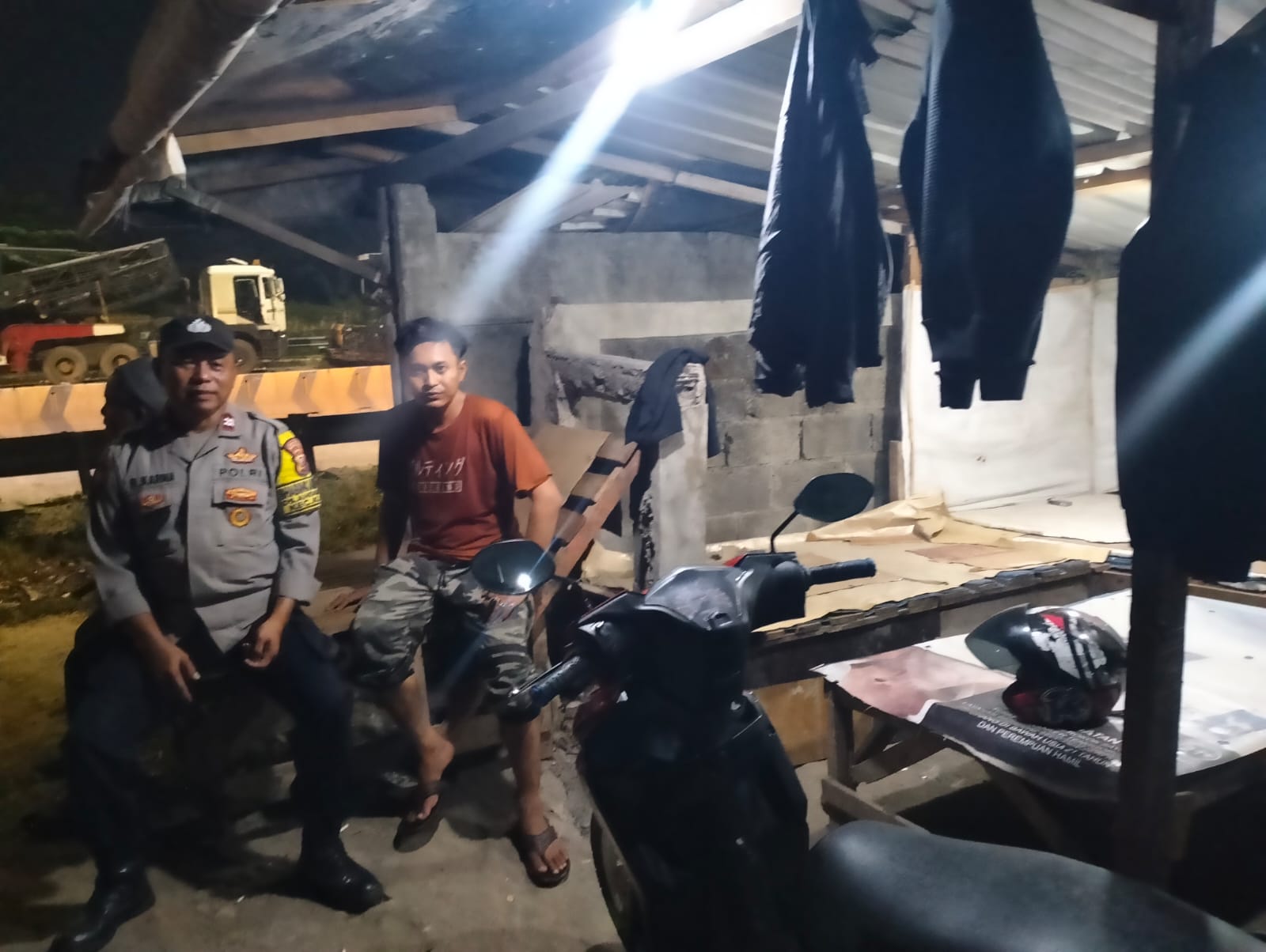 Bhabinkamtibmas Połsek Klari Serap Keluhan Warga Saat Ngawangkong di Pos Ronda