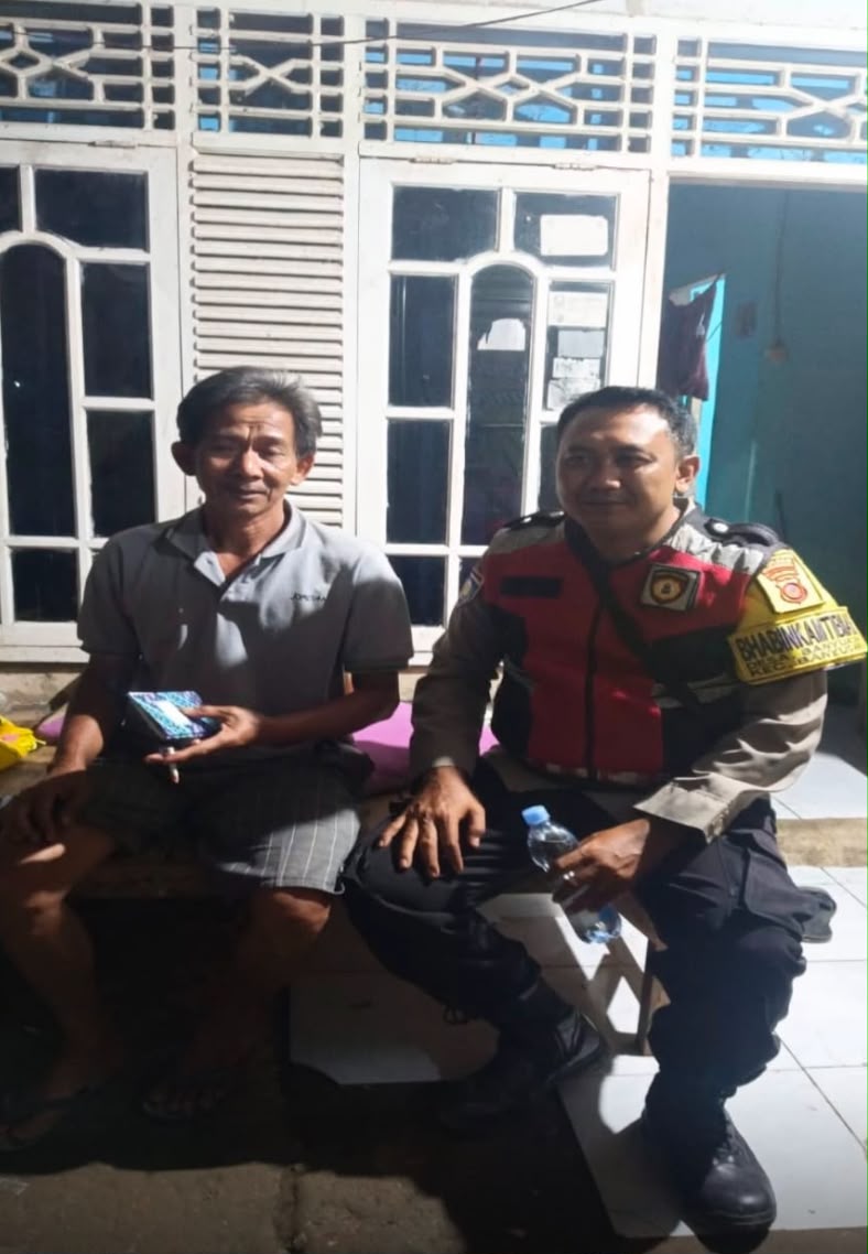 Kapolsek Banyusari Ikut Serta Dalam Giat Ronda Bersama Warga