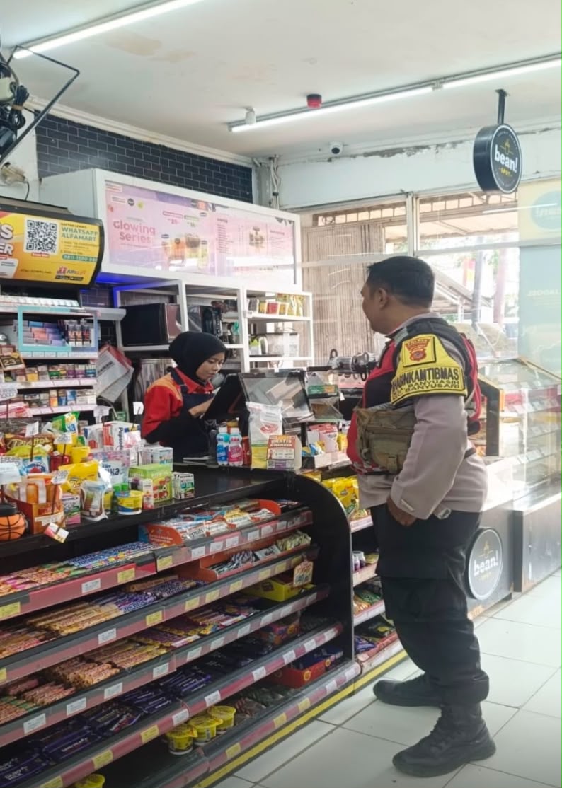 Giat Patroli Perekat Supermarket Alfamart Gempol Guna Antisipasi Kejahatan