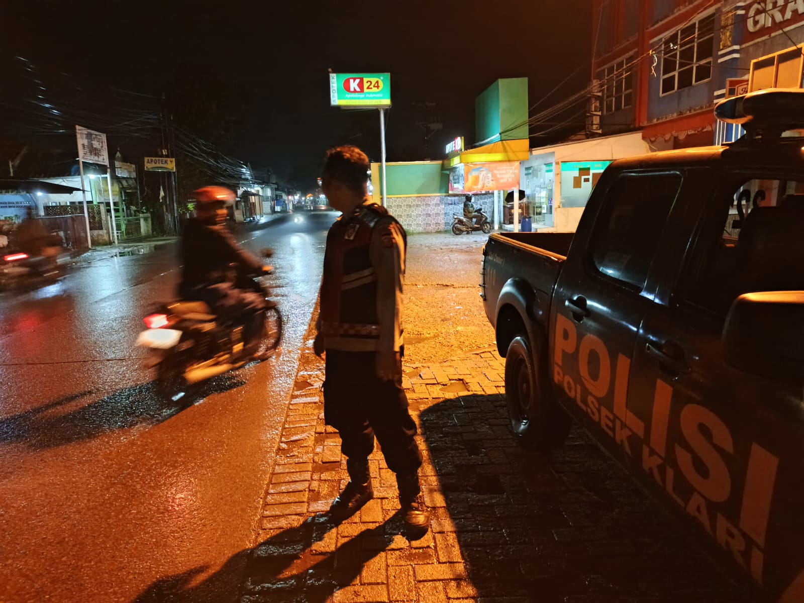 Personel Polsek Klari Patroli Dini Hari Antisipasi Tawuran dan 3C di Wilayah Perum Grand Mutiara
