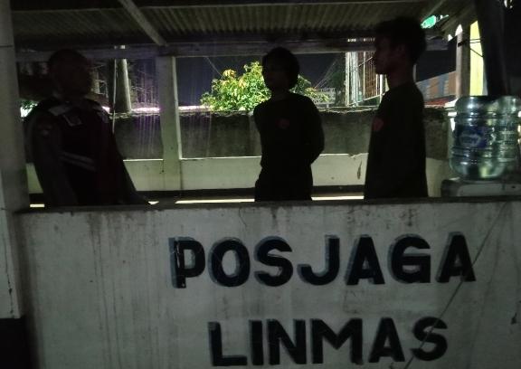 Bhabinkamtibmas Polsek Telagasari Jaga Kamtibmas Bersama Masyarakat Lewat Giat Siskamling