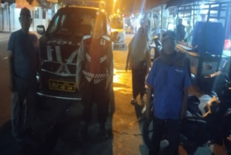 Kapolsek Banyusari Ikut Serta Dalam Giat Ronda Bersama Warga
