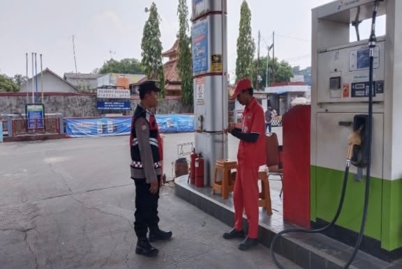 Kunjungi SPBU, Prekat Polsek Banyusari Berikan Rasa Aman