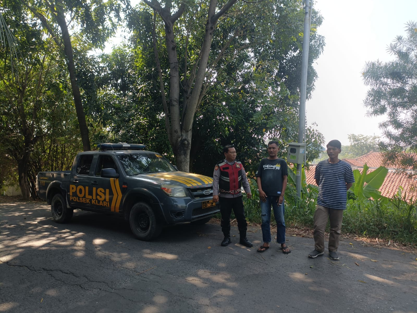 Personil Polsek Klari Patroli Dialogis Sapa Warga Desa Gintungkerta Berikan Himbauan Kamtibmas
