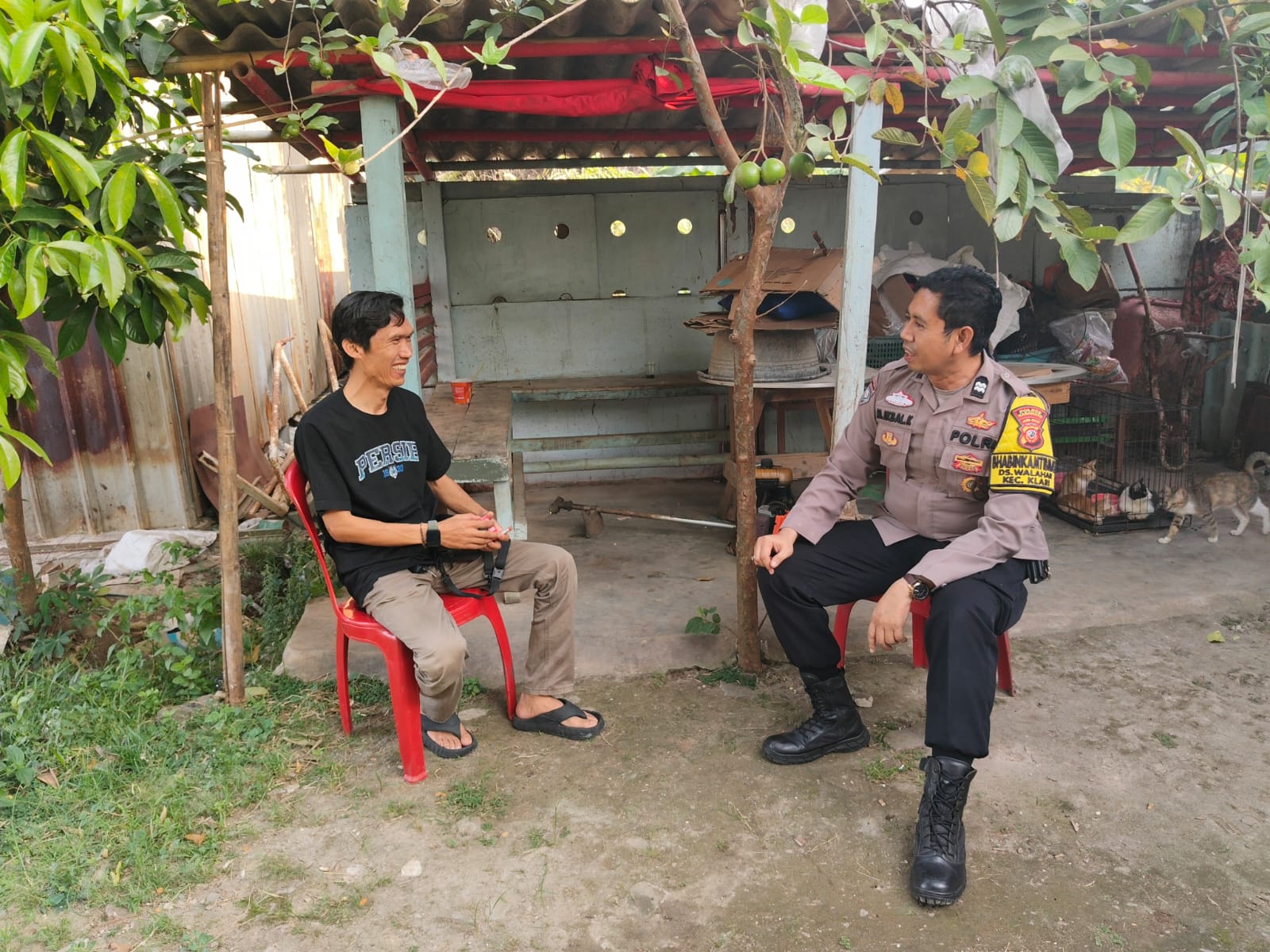 Bhabinkamtibmas Desa Walahar Laksanakan Patroli Sambang dialogis Siang Hari