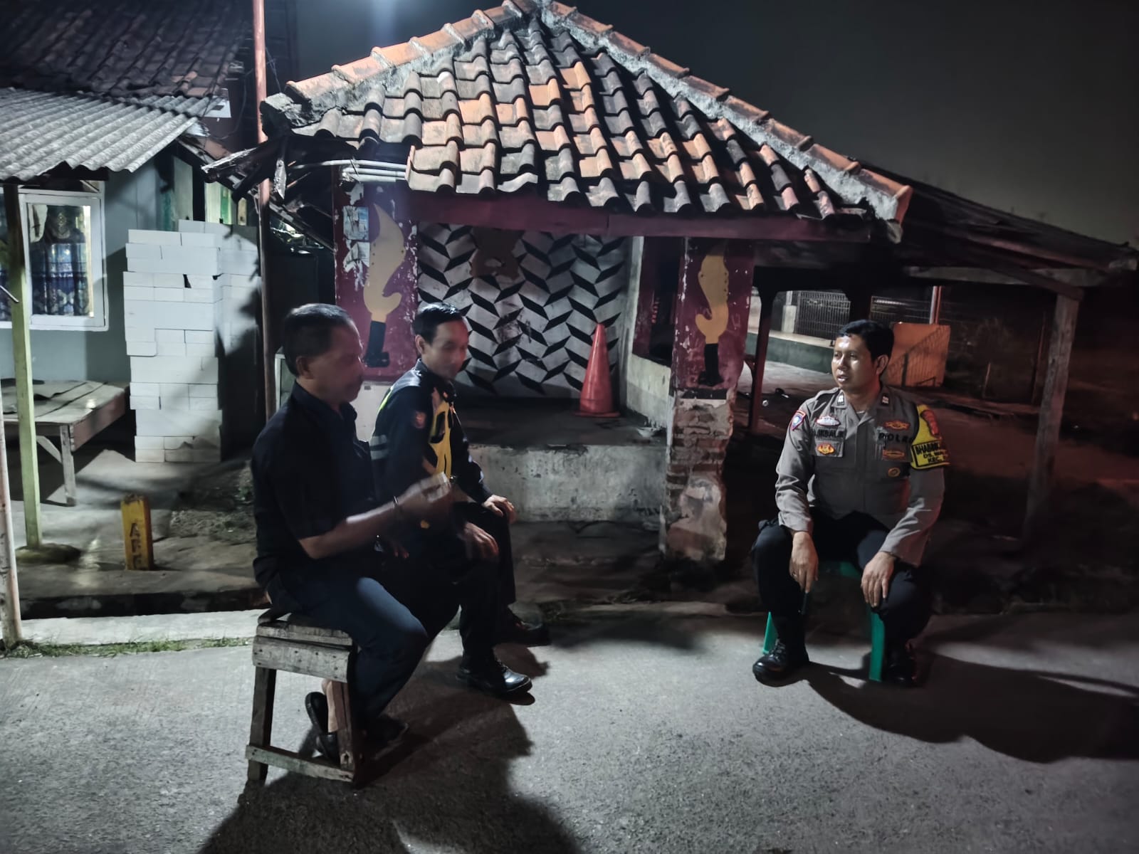 Bhabinkamtibmas Polsek Klari Sambangi Poskamling Dusun Rawaungu