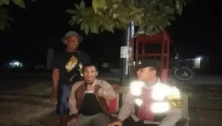 Anggota Bhabin Polsek Banyusari Melaksanakan Sosialisasikan Bahaya Judi Online Kepada Masyarakat