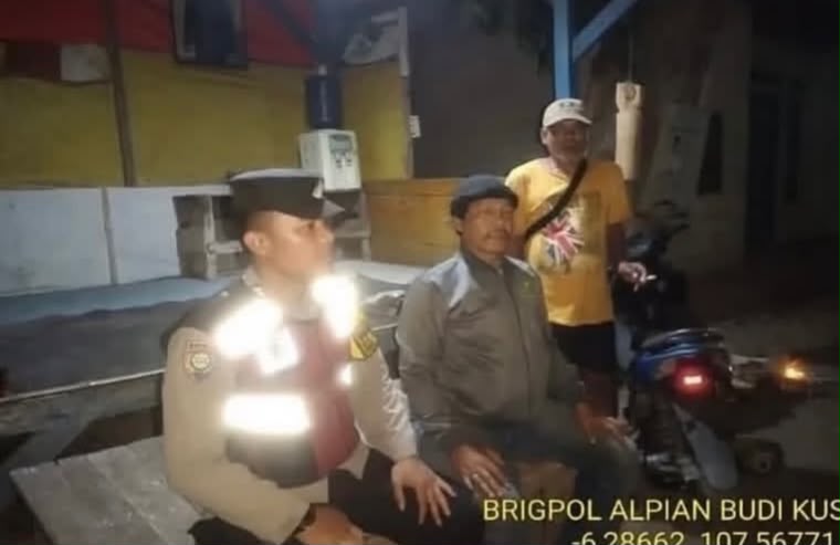 Kapolsek Banyusari Ikut Serta Dalam Giat Ronda Bersama Warga