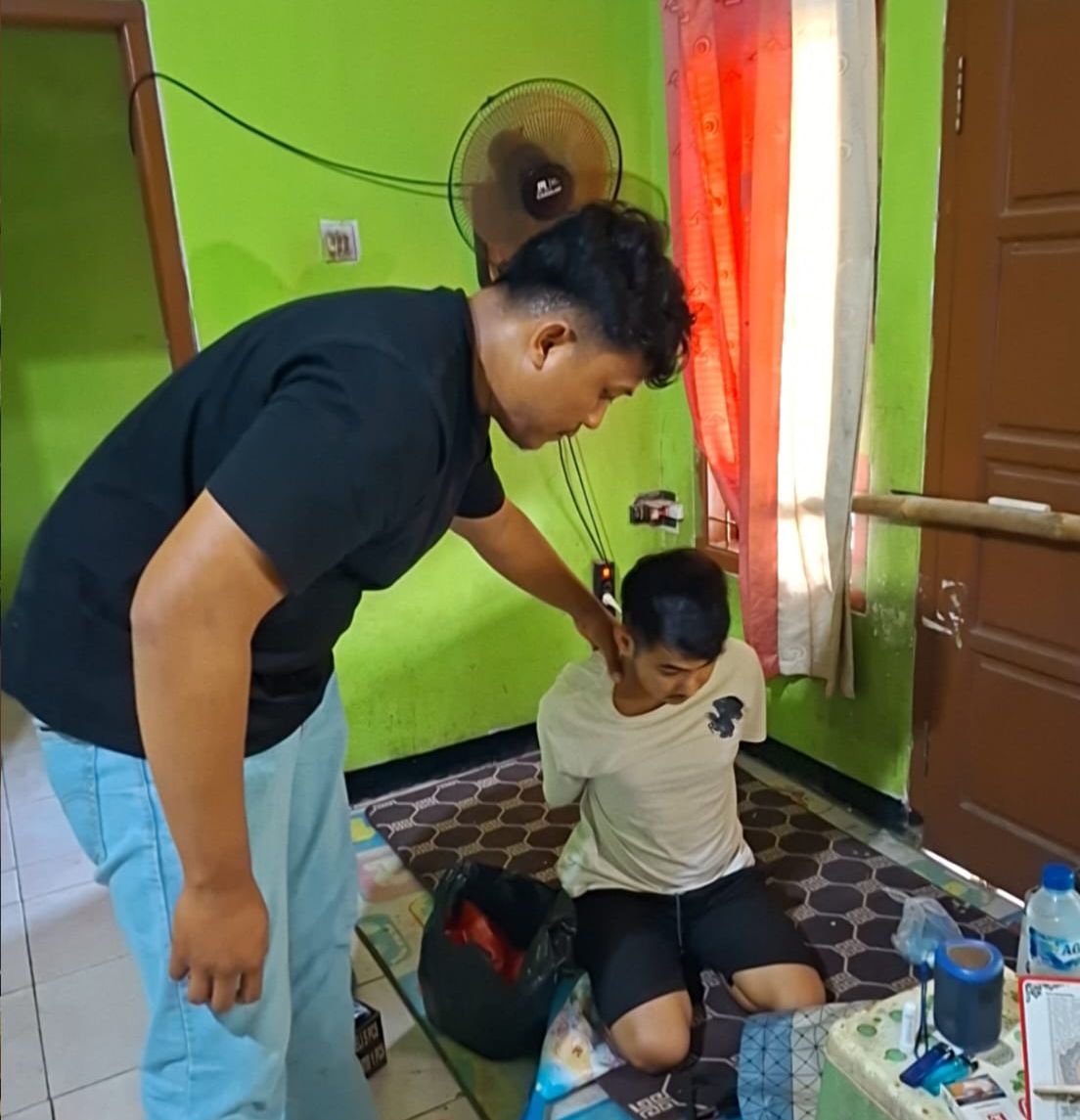 Kapolres Karawang Terjunkan Anggota Grebek Rumah Kontrakan, Ribuan Butir Obat Keras Disita dari A.H, 25