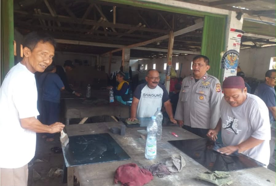 Anggota Bhabin Polsek Banyusari Melaksanakan Sosialisasikan Bahaya Judi Online Kepada Masyarakat