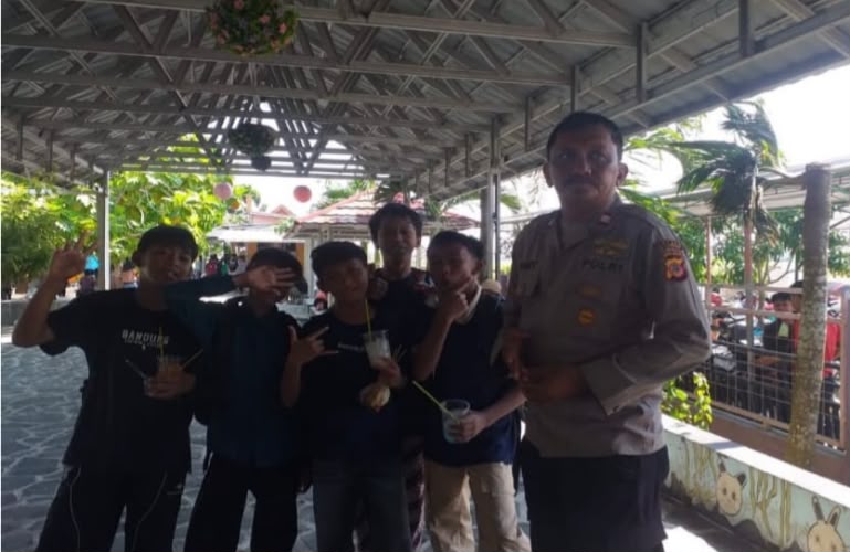 Bhabinkamtibmas Melaksanakan Binluh Sekolah Cegah Tawuran Antar Pelajar Bijak Bermedia Sosial