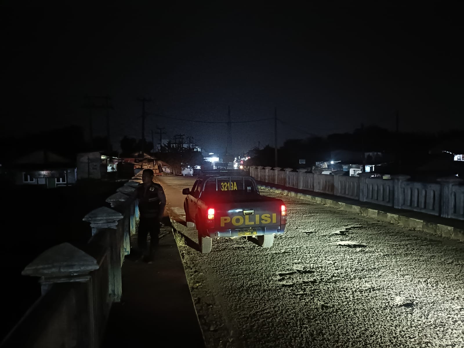 Personel Samapta Polsek Klari Patroli Malam Minggu Antisipasi Tawuran dan 3C di Jembatan Belendung