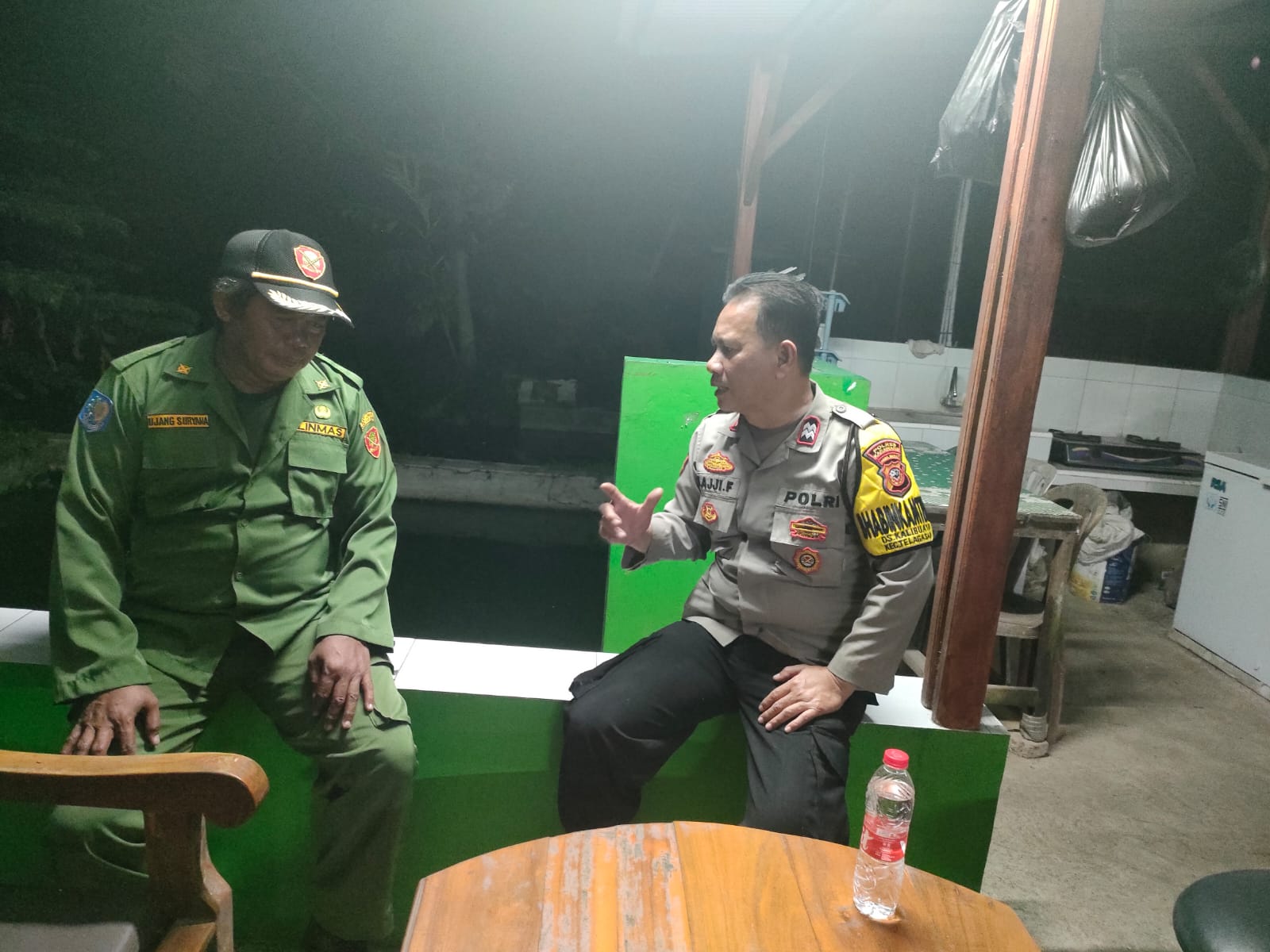 Bhabinkamtibmas Polsek Telagasari Dampingi Kegiatan Siskamling di Desa Binaan