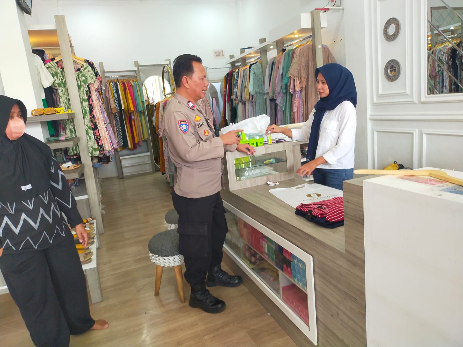 Personil Polsek Telagasari Laksanakan Patroli Rutin di Sekitar Pertokoan dan Objek Vital, Cegah Gangguan Kamtibmas