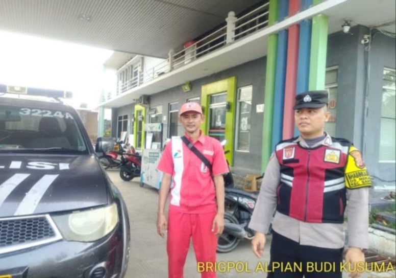 Kunjungi SPBU, Prekat Polsek Banyusari Berikan Rasa Aman