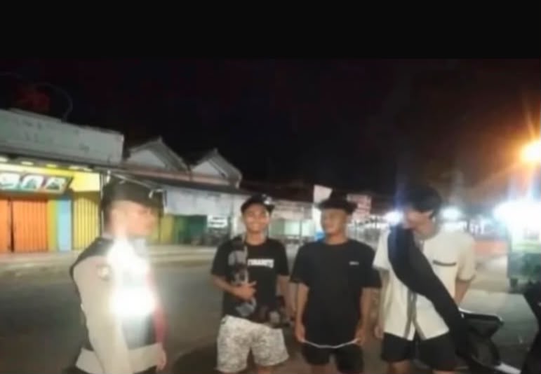 Kapolsek Banyusari Ikut Serta Dalam Giat Ronda Bersama Warga