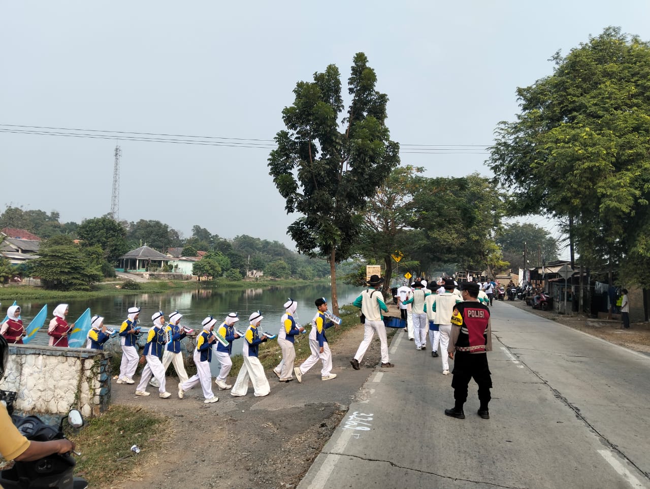 Personil Polsek Telukjambe Barat Laksanakan Pengamanan Giat Jalan Sehat Yayasan Pendidikan Ash Solihin