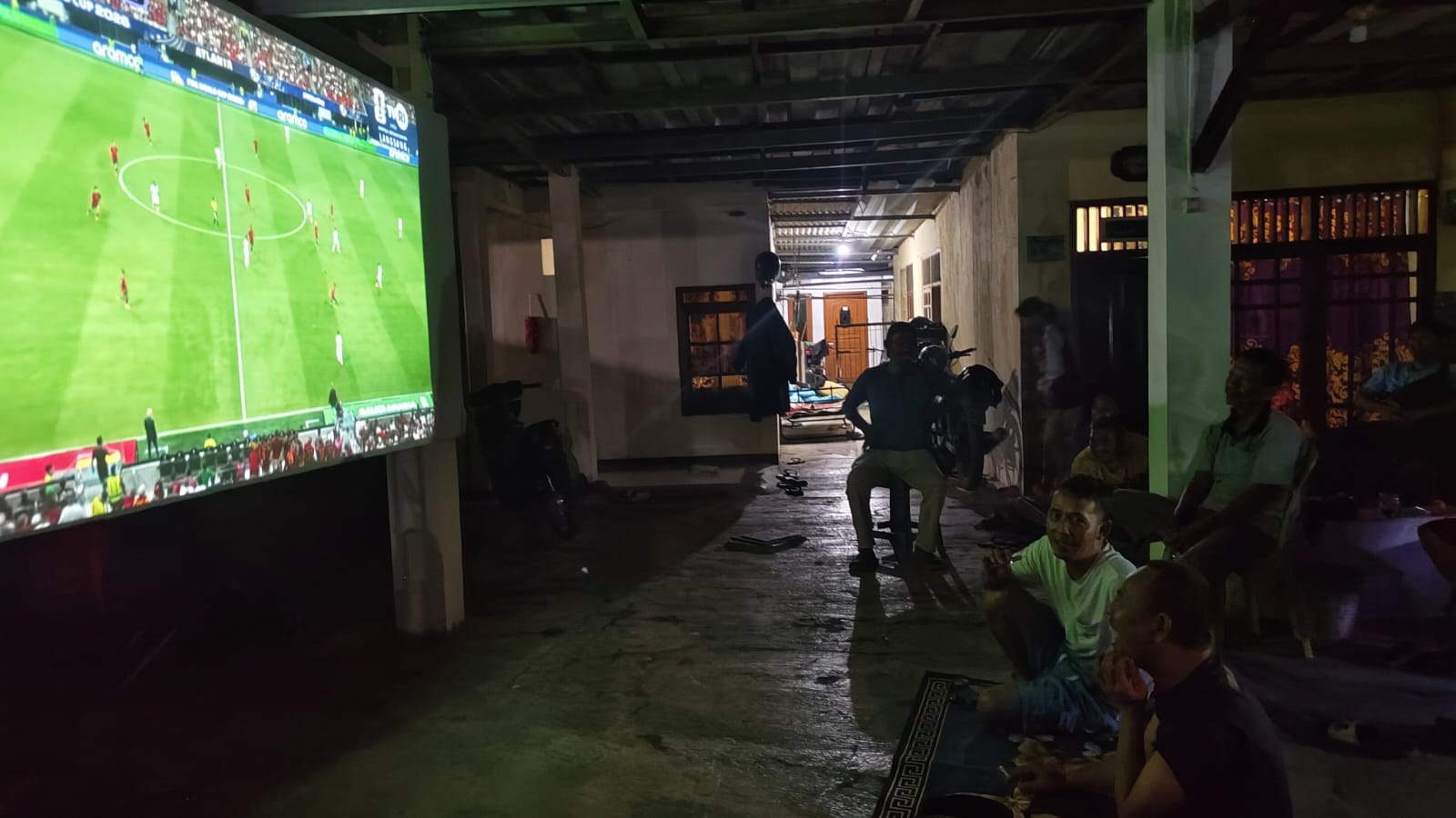 Bhabinkamtibmas Polsek Klari Amankan Nobar Piala Dunia Spanyol vs Arab Saudi di Desa Binaan ‎