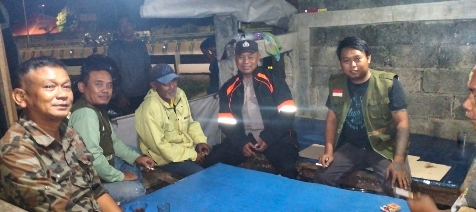 Bhabinkamtibmas Serap Keluhan Warga Saat Ronda Malam di Desa Anggadita