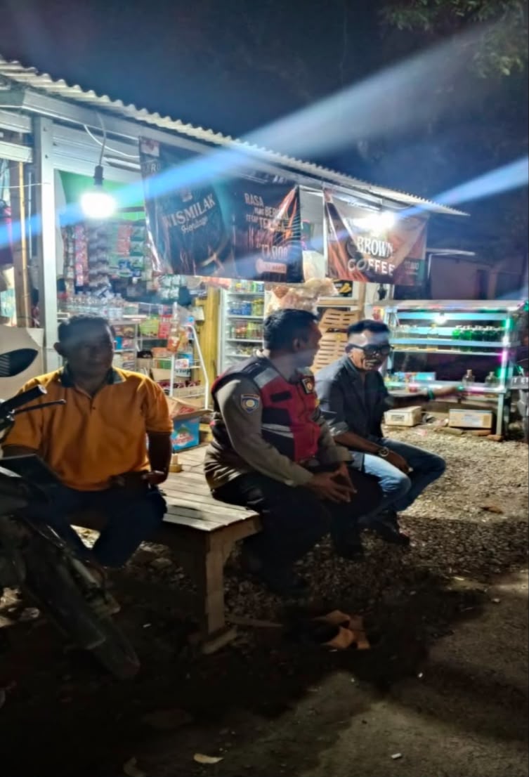 Anggota Bhabin Polsek Banyusari Melaksanakan Sosialisasikan Bahaya Judi Online Kepada Masyarakat