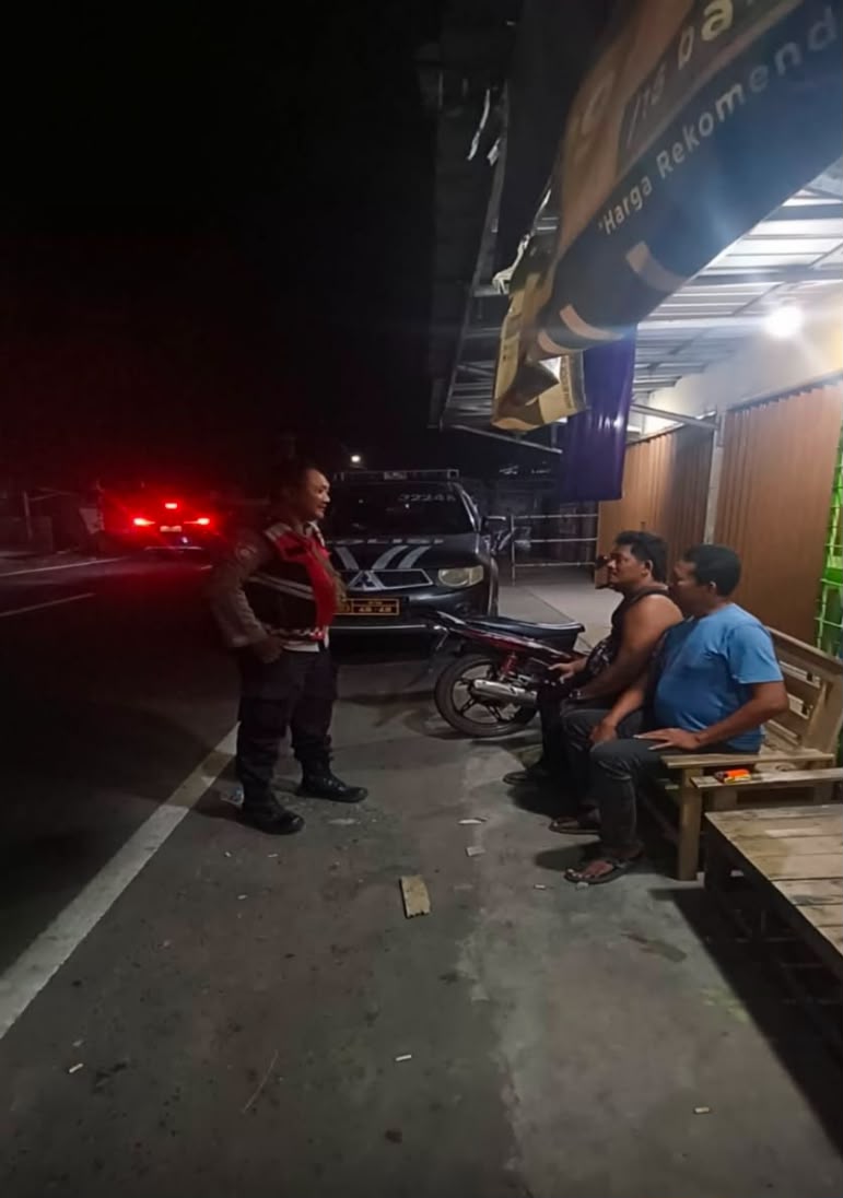 Kapolsek Banyusari Ikut Serta Dalam Giat Ronda Bersama Warga