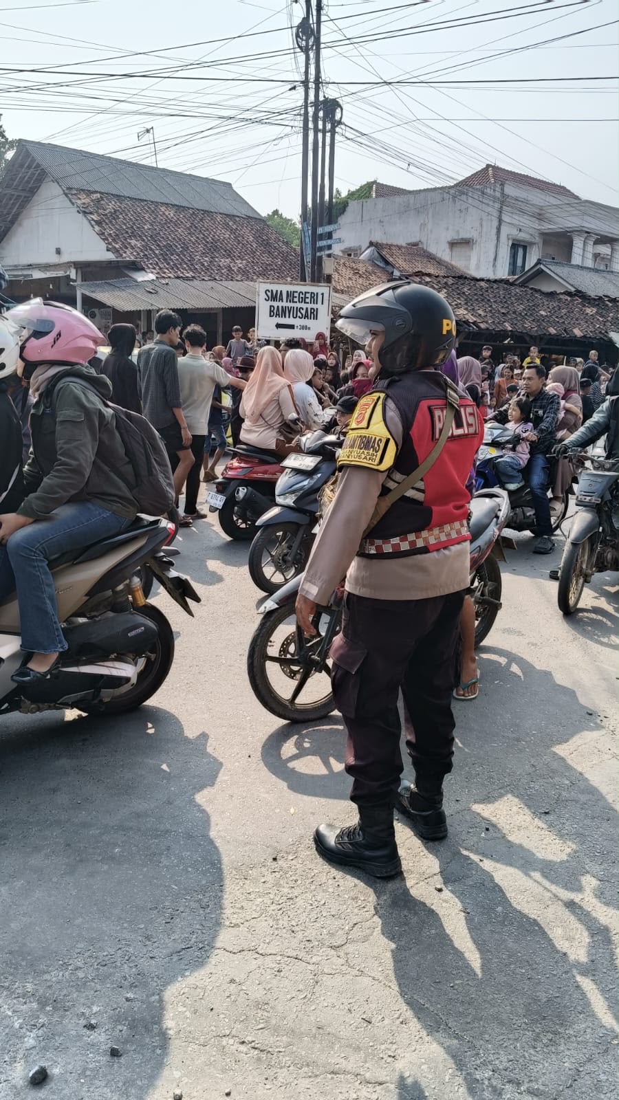 Anggota Polsek Banyusari Ciptakan Keamanan di Acara Hiburan/Hajatan di Desa Gempol