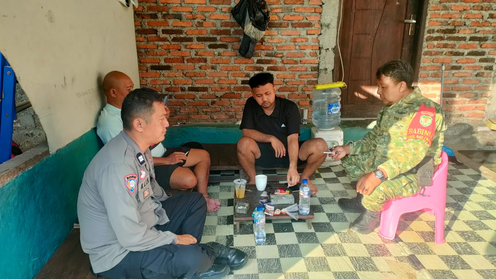Sinergitas TNI–POLRI Bersama Warga Desa Sumurkondang Bahas Kamtibmas di Lingkungan