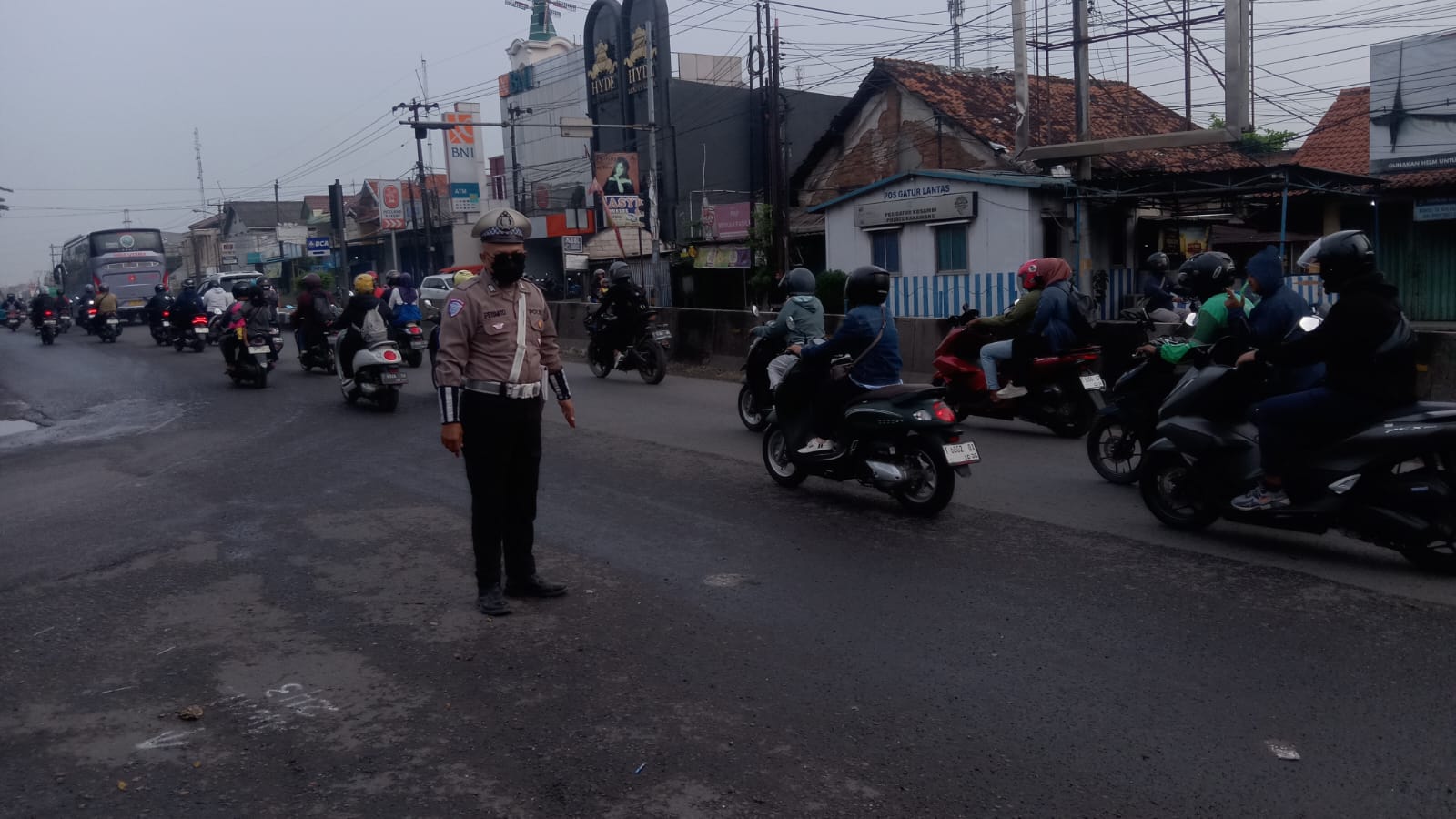 Unit Lantas Polsek Klari Laksanakan Gatur Lalin Guna Ciptakan Kamseltibcar Lantas