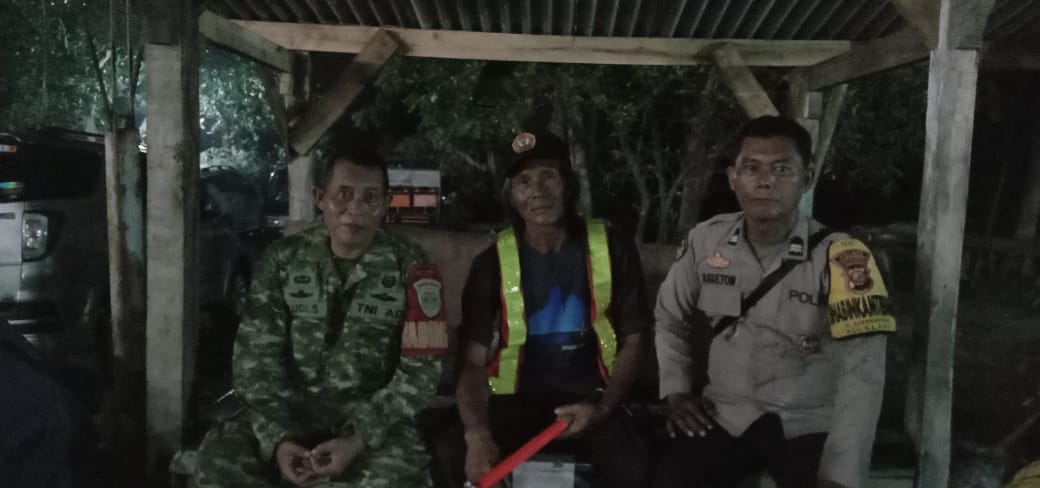 Sinergi Tiga Pilar Ngawangkong di Pos Ronda, Wujudkan Kamtibmas di Lingkungan Kondusif
