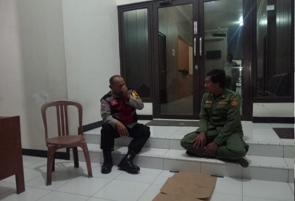 Bhabinkamtibmas Polsek Telagasari Laksanakan Siskamling Bersama Warga, Pastikan Lingkungan Kondusif