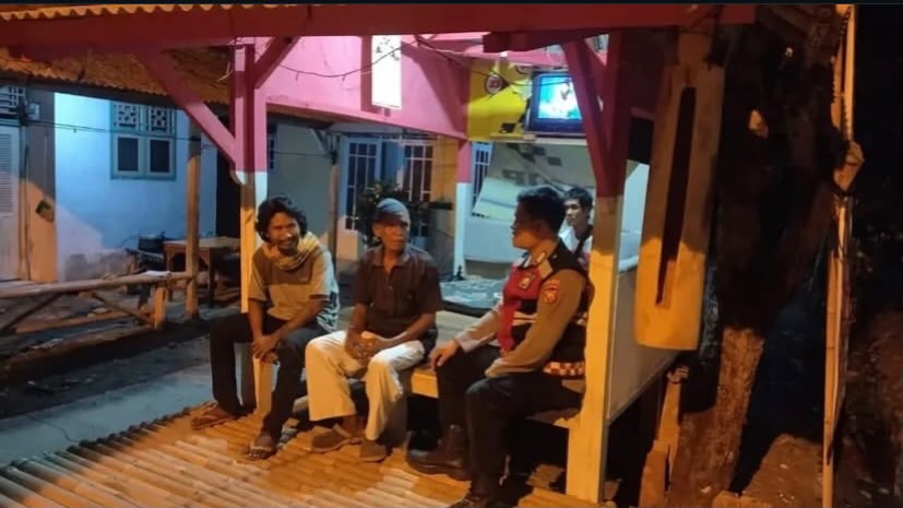 Kapolsek Banyusari Ikut Serta Dalam Giat Ronda Bersama Warga
