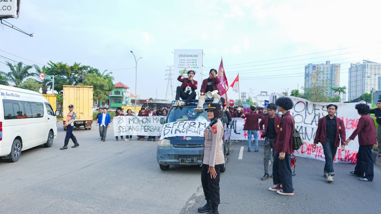 Kapolsek Telukjambe Barat Pimpin Pengamanan UNRAS Aliansi BEM Karawang di Interchange Karawang Barat