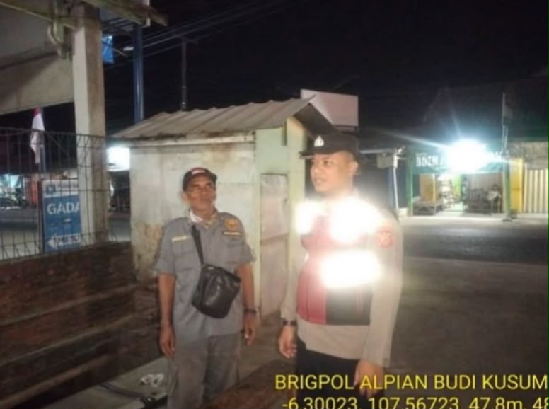 Kapolsek Banyusari Ikut Serta Dalam Giat Ronda Bersama Warga