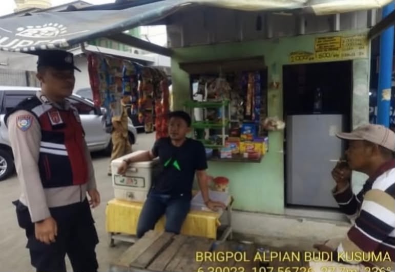 Anggota Bhabin Polsek Banyusari Melaksanakan Sosialisasikan Bahaya Judi Online Kepada Masyarakat