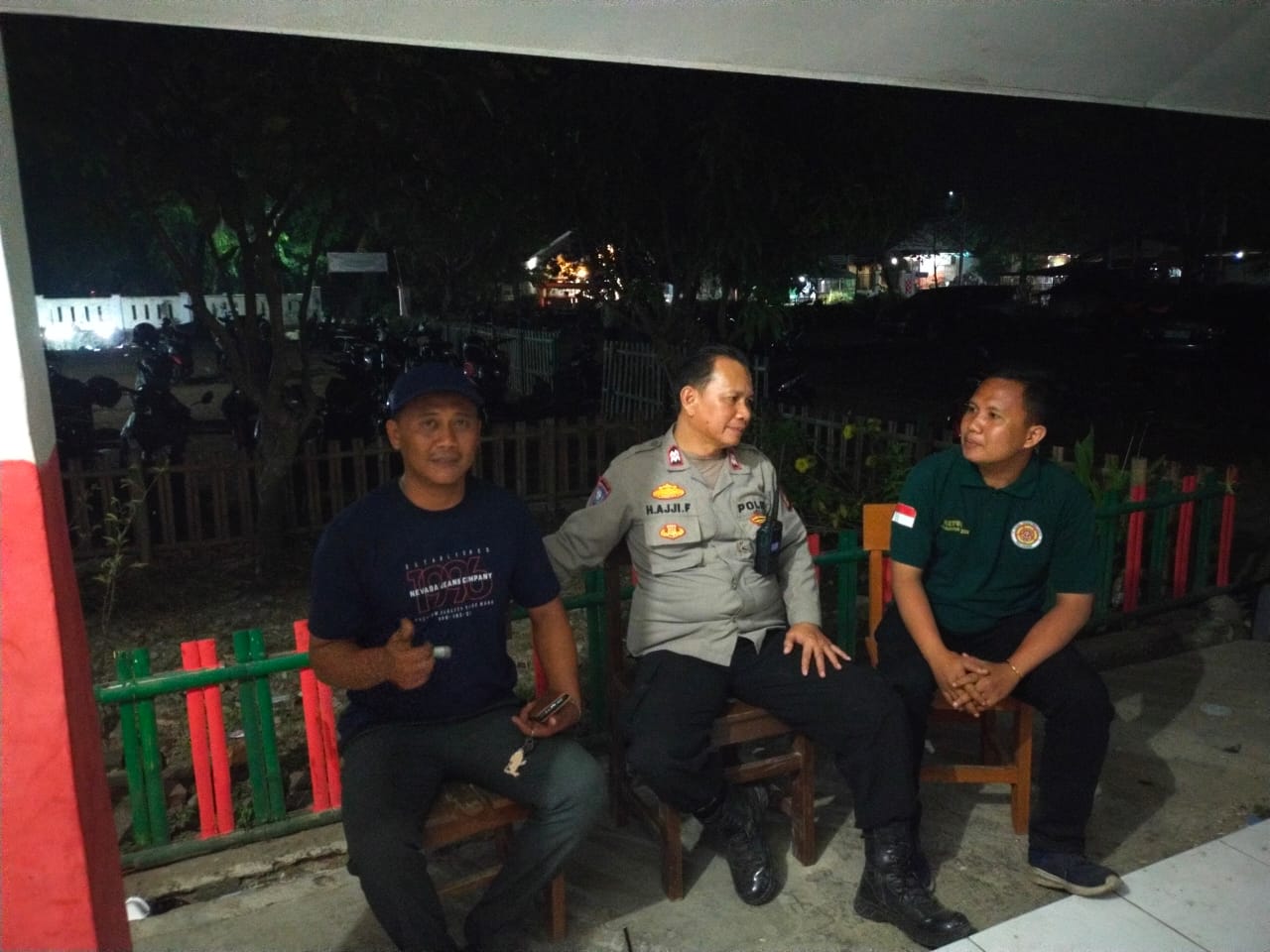 Bhabinkamtibmas Polsek Telagasari Dampingi Kegiatan Siskamling di Desa Binaan