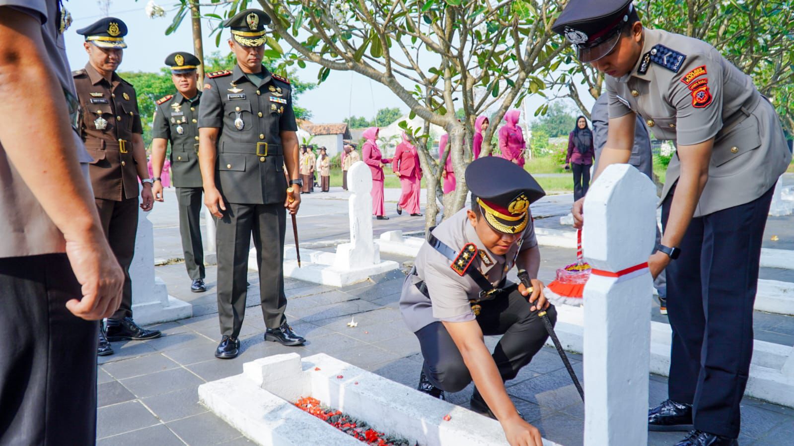 Khidmat Ziarah HUT Bhayangkara ke-80: Polres Karawang Teguhkan Sumpah Pengabdian di Makam Pahlawan