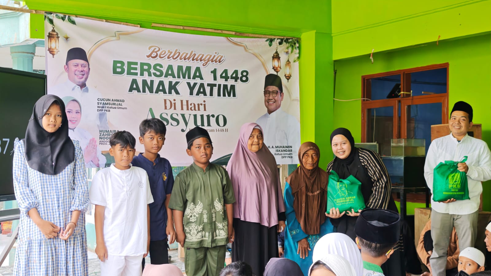 Cucun Ahmad dan Humaira Salurkan Hingga 1448 Paket untuk Yatim dan Dhuafa di Kabupaten Bandung dimomen 10 Muharram