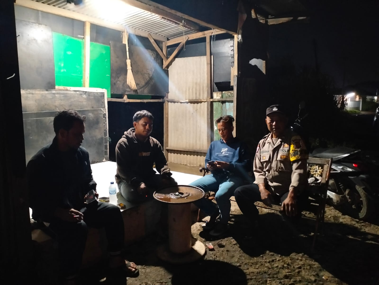 Bhabinkamtibmas Desa Anggadita Ngawangkong di Pos Ronda, Wujudkan Kamtibmas di Lingkungan Kondusif